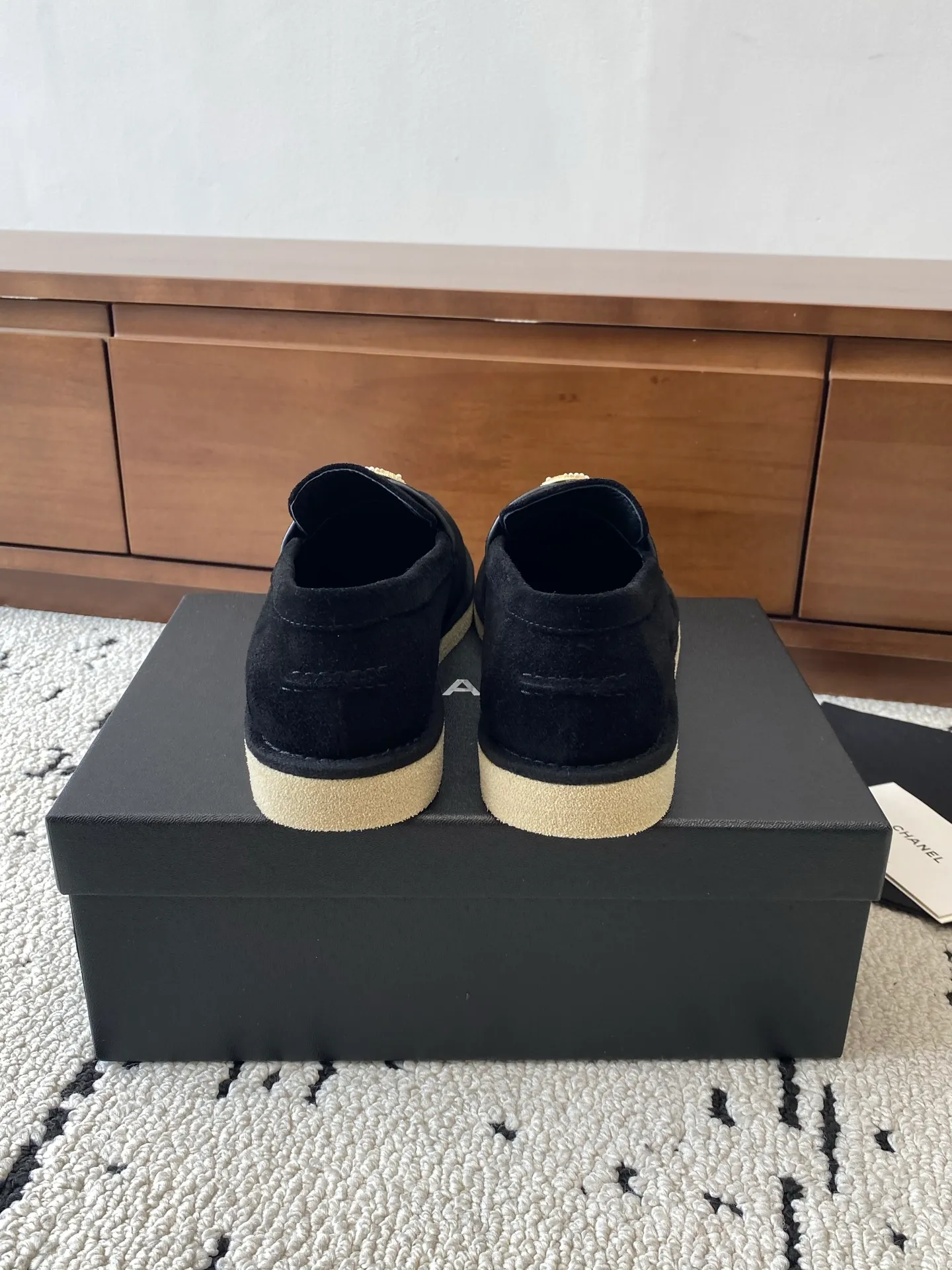 👟👟Ex-factory price 620👟👟Higher version 🍀2025 autumn and winter new Chanel Chanel entrance hardware buckle, Loaf lazy shoes, can be worn all year round. No matter when you wear it, it is very high-end and durable. Go shopping and attract attention on the street! Easily travel between commuting and leisure occasions, and become a carefree fashionable and elegant woman ~ Upper: cowhide/cow nubuck leather/open edge beads Inner: lambskin Sole: Italian raw rubber outsole leather strip Code number: 35-39 (40/41 customized, non-refundable and non-exchangeable 👉 Buy now👉 Buy now👉 Buy now👉